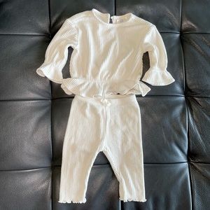 BaBy GAP girl white set (top & pants)  3-6 months